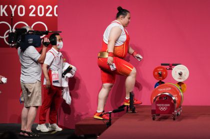 李雯雯出战东京奥运会举重女子87公斤以上级决赛