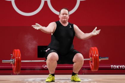 东京奥运会举重女子87公斤以上级 新西兰变性人哈伯德抓举无成绩