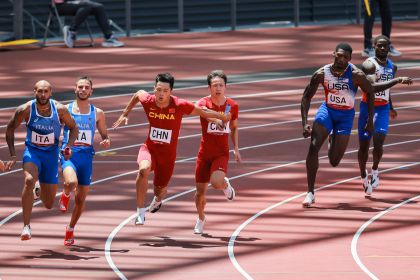 东京奥运会田径男子4x100米接力半决赛 中国队头名晋级