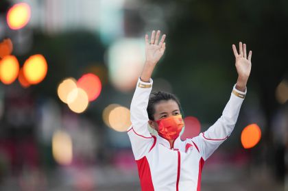 东京奥运会田径女子20公里竞走献花仪式