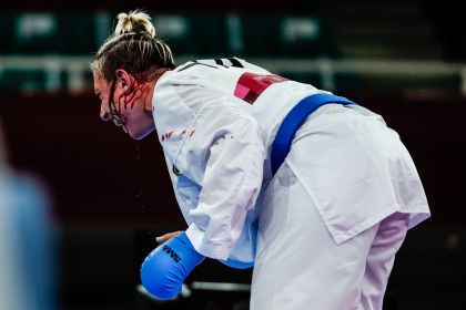 东京奥运会空手道女子组手61公斤以上级淘汰赛 意大利西尔维娅 塞梅拉罗赛中受伤