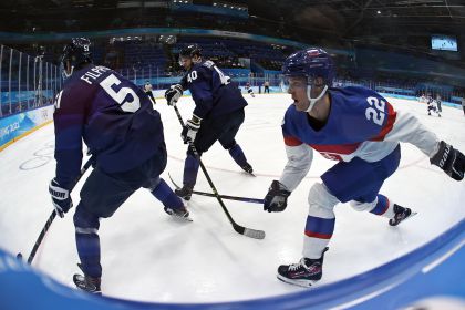 北京冬奥会男子冰球半决赛 芬兰2比0胜斯洛伐克