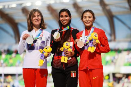 田径世锦赛女子35公里竞走颁奖仪式 切阳什姐夺得铜牌