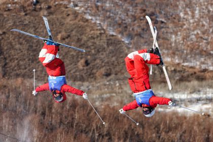 第十四届全国冬季运动会自由式滑雪男子双人雪上技巧决赛 付俊逸夺冠