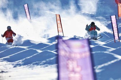第十四届全国冬季运动会自由式滑雪女子双人雪上技巧决赛 杨丫夺冠