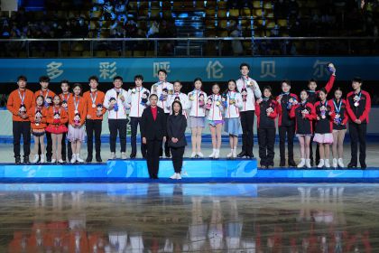 第十四届全国冬季运动会花样滑冰团体组颁奖仪式 北京队夺冠