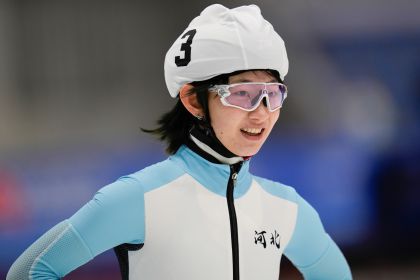 第十四届全国冬季运动会速度滑冰青年组女子集体出发 陈傲禹夺冠