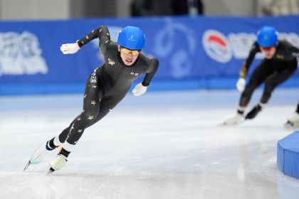 第十四届全国冬季运动会速度滑冰青年组男子集体出发 丛振龙夺冠