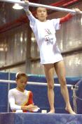 中国女子体操选手凌杰、董方宵在悉尼进行赛前训练
