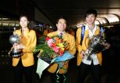 中国羽毛球队部分成员携汤杯尤杯抵京