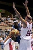 男篮锦标赛A组第四轮 黎巴嫩74比73险胜法国