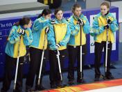 亚冬会即将开幕 哈萨克斯坦等女子冰壶队赛前训练