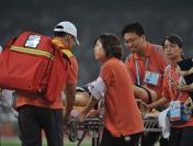 中国田径公开赛 澳大利亚选手跳高比赛中意外受伤