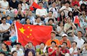 中国队勇夺奥运会体操男团金牌 观众挥舞国旗欢庆
