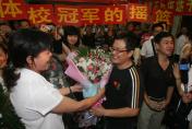 中国队勇夺北京奥运会体操女团冠军 队员家人欢庆