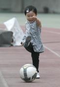 河南建业队姜坤可爱小女儿亮相训练场