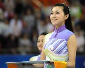 亚运会体操女团决赛花絮 美丽的颁奖礼仪小姐
