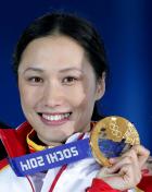 索契冬奥会速滑女1000颁奖仪式 张虹笑容灿烂现场行军礼