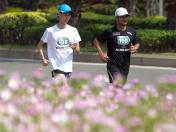 陈盆滨“挑战100”第25站 童心未泯持风车奔跑