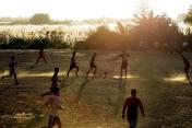 中国体育图片专题——缅甸打工仔的足球情怀