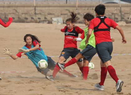 中国女足举行沙滩足球赛