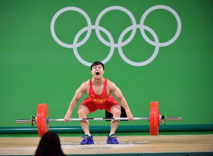 里约奥运男子举重56公斤级 龙清泉破世界纪录夺冠