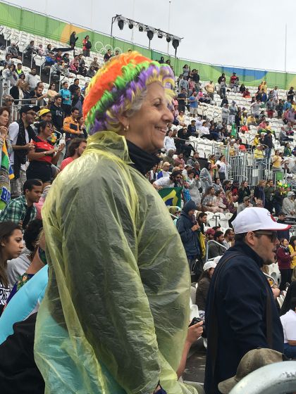 观众冒雨观看里约奥运会沙排赛