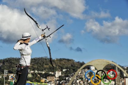 从里约奥运会射箭场地眺望基督山和贫民区