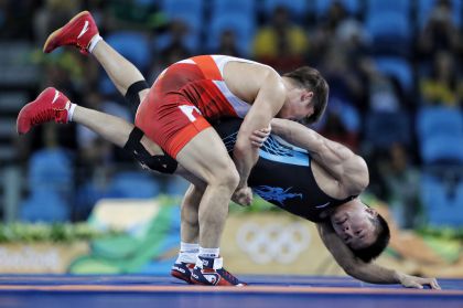 奥运会男75公斤级古典跤复活赛 中国选手杨斌不敌韩国选手