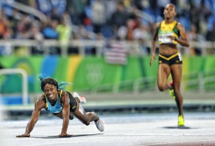 里约奥运女子400米决赛 冠军巴哈马选手米勒撞线后摔倒