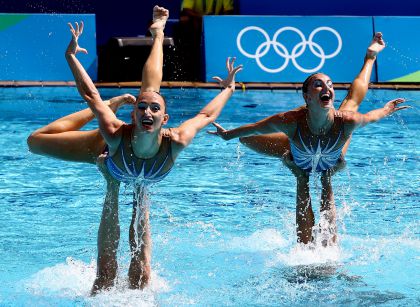 各国姑娘争奇斗艳奥运会花样游泳水池