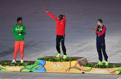 国际奥委会主席巴赫为男子马拉松前三名颁奖