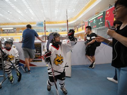 中国体育图片专题——“冰球小子”的冰上生活