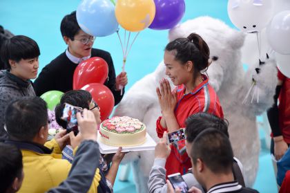 2016/2017女排联赛首轮 曾春蕾赛场提前过生日