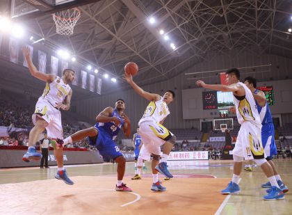 16/17赛季CBA常规赛次轮 北京控股一分憾负青岛双星