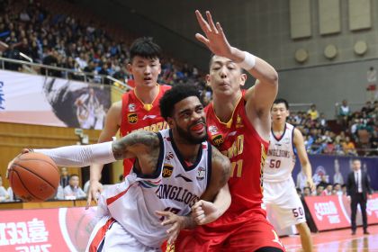 CBA联赛第二十轮  广州105比103险胜深圳