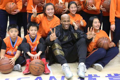 CBA全明星球员在京与中小学生互动