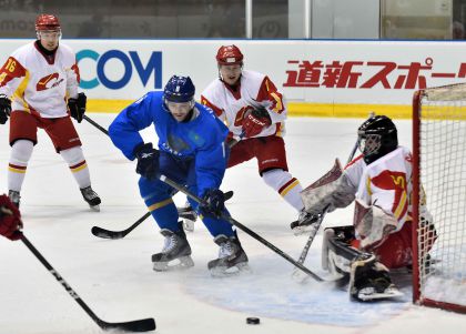 札幌亚冬会男子冰球比赛  中国队不敌哈萨克斯坦