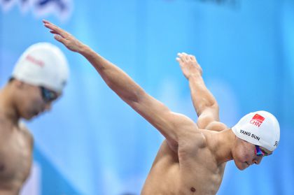 全国游泳冠军赛男子100米自由泳预赛 孙杨头名晋级