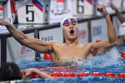孙杨获全国游泳冠军赛男子100米自由泳冠军