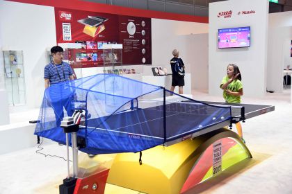 2017杜塞尔多夫世乒赛开赛 乒乓球器材商主比赛馆迎客