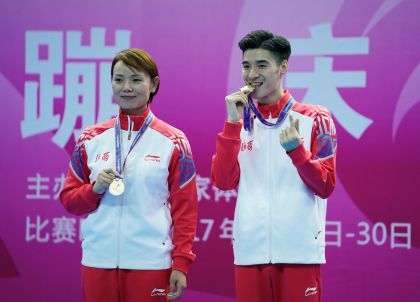 第十三届全运会蹦床男子网上个人决赛   涂潇获得冠军董栋银牌