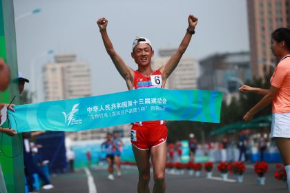 第十三届全运会田径男子20公里竞走  王凯华获得冠军