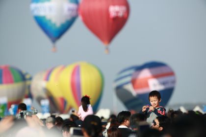 国际航联世界飞行者大会各式飞行表演在武汉进行