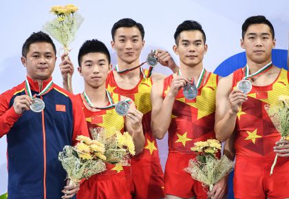 中国队获得蹦床世锦赛男子单跳团体亚军