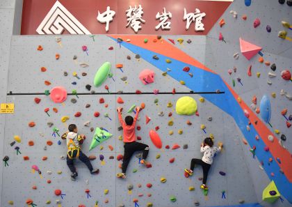 中国体育图片专题——购物中心里的攀岩场   青少年爱好者成主力