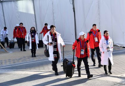 参加第23届冬季奥运会 中国花滑队抵达江陵奥运村