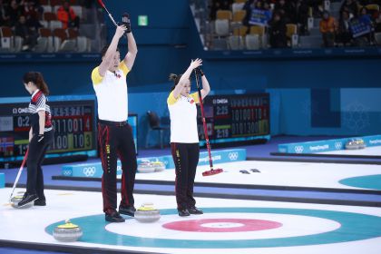 平昌冬奥会冰壶混双循环赛次轮 中国队王芮/巴德鑫险胜韩国队