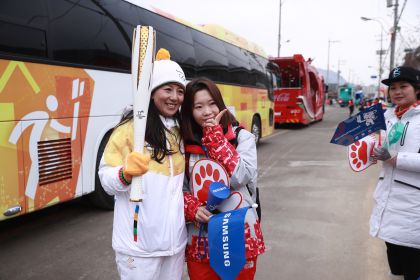 中国冬奥首金得主杨扬在平昌传递冬奥会圣火