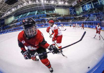 平昌冬奥会女子冰球预赛 加拿大队5比0胜俄奥运选手队